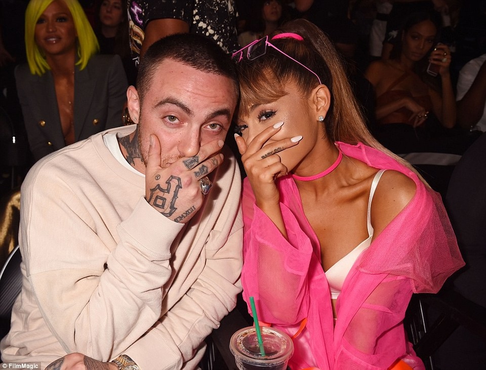 Bạn trai cũ của Ariana Grande đột tử ở tuổi 26 vì sốc thuốc - 1
Mac Miller, rapper 26 tuổi và là bạn trai cũ của Ariana Miller, đã qua đời tại nhà riêng vào chiều 7/9 (giờ Mỹ).