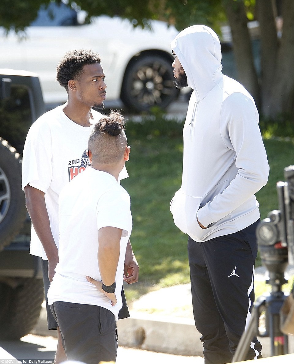 Bạn trai cũ của Ariana Grande đột tử ở tuổi 26 vì sốc thuốc - 8
Karl Anthony Towns, một người bạn thân của Mac Miller, nhanh chóng có mặt tại nhà riêng của anh khi hay tin anh qua đời.