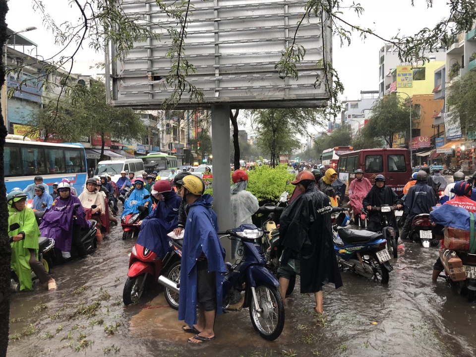 Nhiều người dẫn xe lên dải phân cách chờ nước rút mới đi tiếp