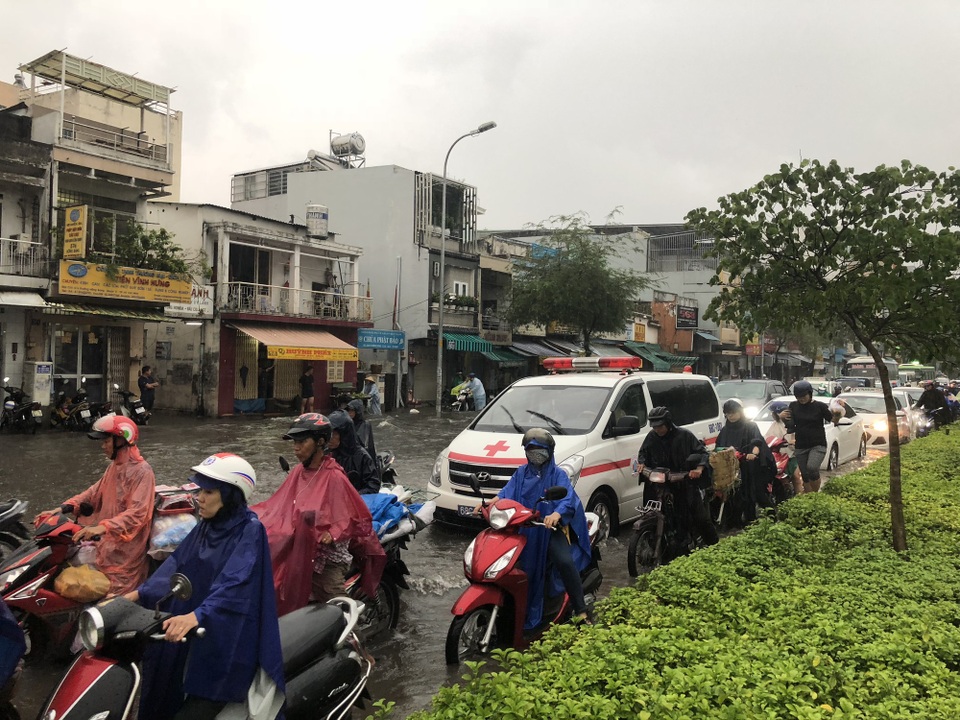 
Xe cứu thương mắc kẹt
