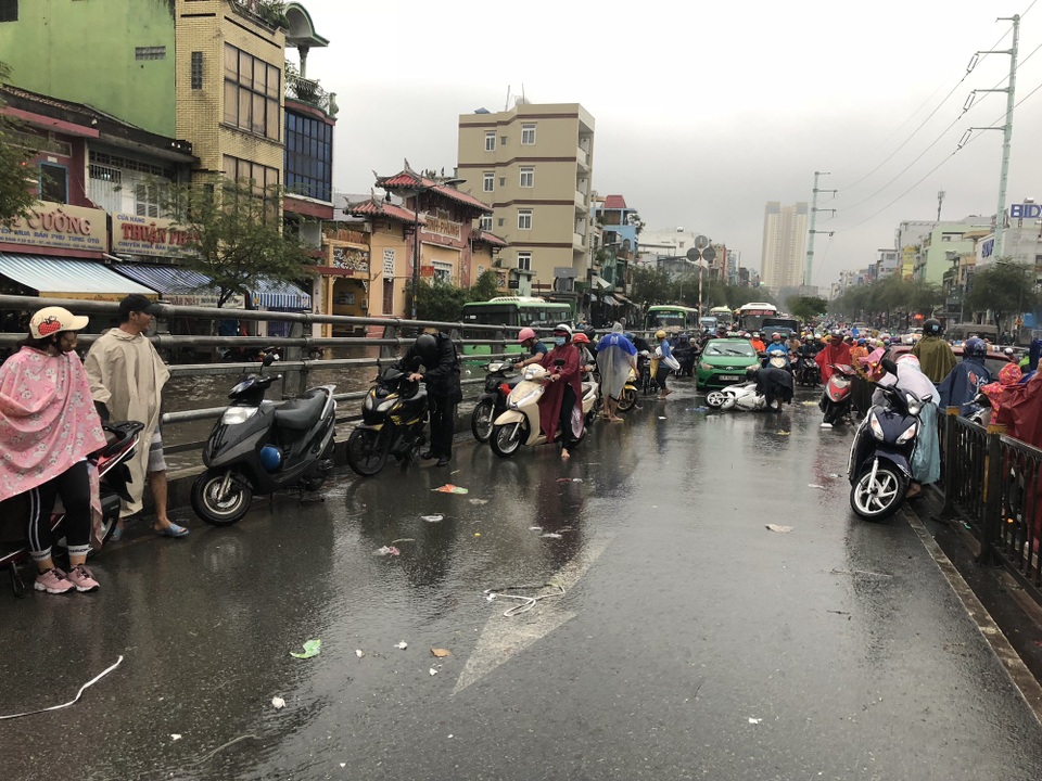 Xe chết máy hàng loạt cầu vượt Cây Gõ