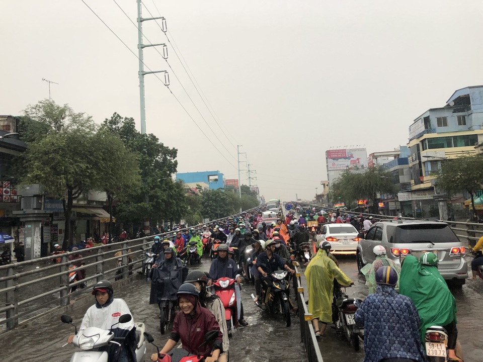 Sài Gòn ngập kinh hoàng chiều cuối tuần, giao thông tê liệt - 17