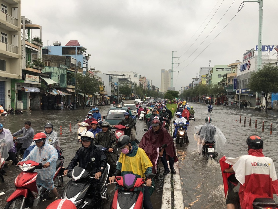 Sài Gòn ngập kinh hoàng chiều cuối tuần, giao thông tê liệt - 1