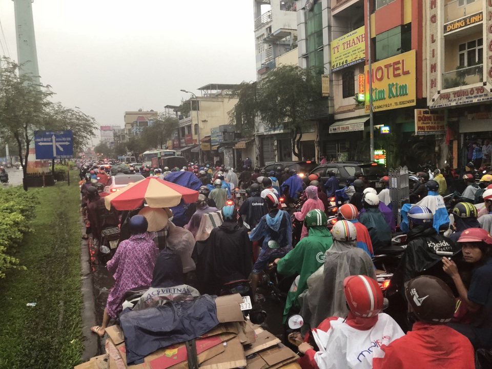 Giao thông trên đường Hồng Bàng tê liệt