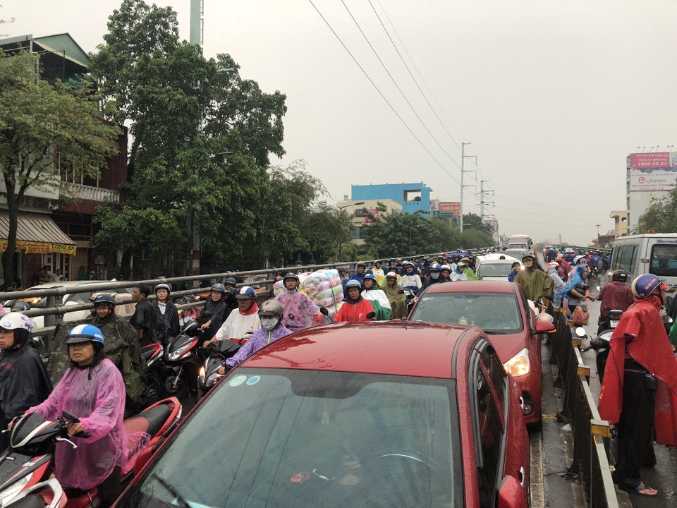 Cầu vượt Cây Gõ kẹt cứng do đường ngập