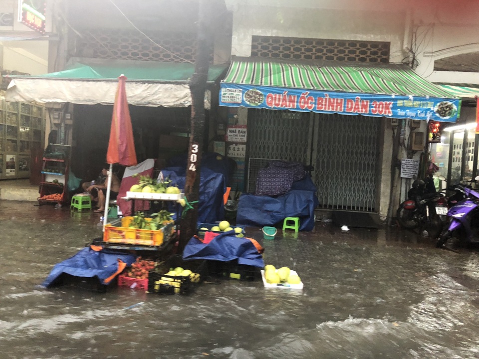 Hàng hoá người dân bày bán ven đường bị hư hỏng do nước ngập