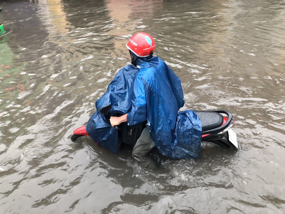 Người đàn ông loay hoay giữa biển nước