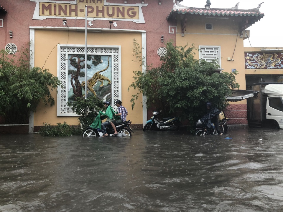 Nhiều người tấp xe sát vỉa hè chờ nước rút