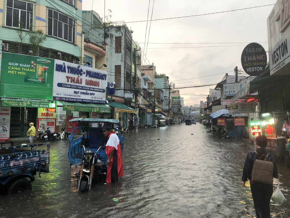 Cả đoạn đường Lê Quang Sung bị ngập sâu, không phương tiện nào di chuyển qua đây
