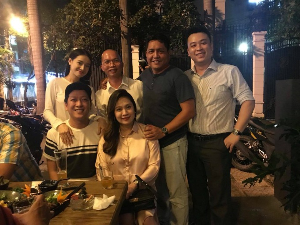 Lan Khuê vi vu trời Tây cùng chồng sắp cưới - 2 Nhã Phương và Trường Giang vui vẻ đi ăn cùng bạn bè sau lễ đính hôn bí mật nhưng gây nhiều ồn ào. Trong buổi gặp gỡ bạn bè có vợ chồng nghệ sĩ Đức Thịnh - Thanh Thúy.