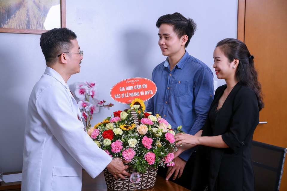 Hành trình tìm con rơi nước mắt của những cặp vợ chồng hiếm muộn - 2 Hơn 30 năm trong ngành sản phụ khoa và hỗ trợ sinh sản, PGS.TS.BS Lê Hoàng đã trở thành ân nhân, mang lại hạnh phúc cho hàng ngàn cặp vợ chồng vô sinh hiếm muộn.
