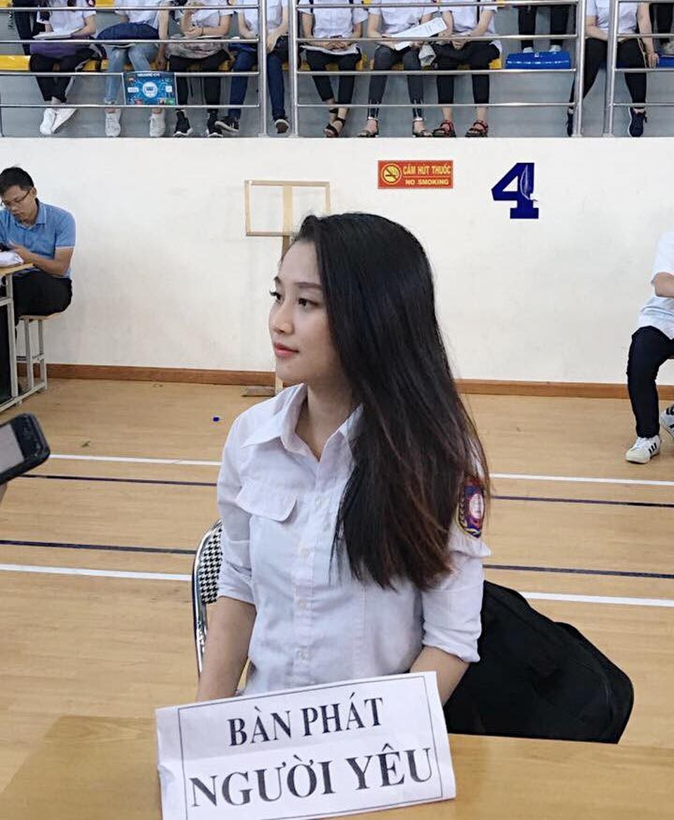 Thiếu nữ bên “bàn phát người yêu” khiến dân mạng rần rần tìm kiếm - 1 Phan Trinh (sinh năm 1997), hiện đang là sinh viên năm cuối trường ĐH Hàng hải. Cô bạn chính là cô gái ngồi tại chiếc bàn có tấm biển ghi “bàn phát người yêu” đang được cộng đồng mạng rần rần tìm kiếm thông tin.