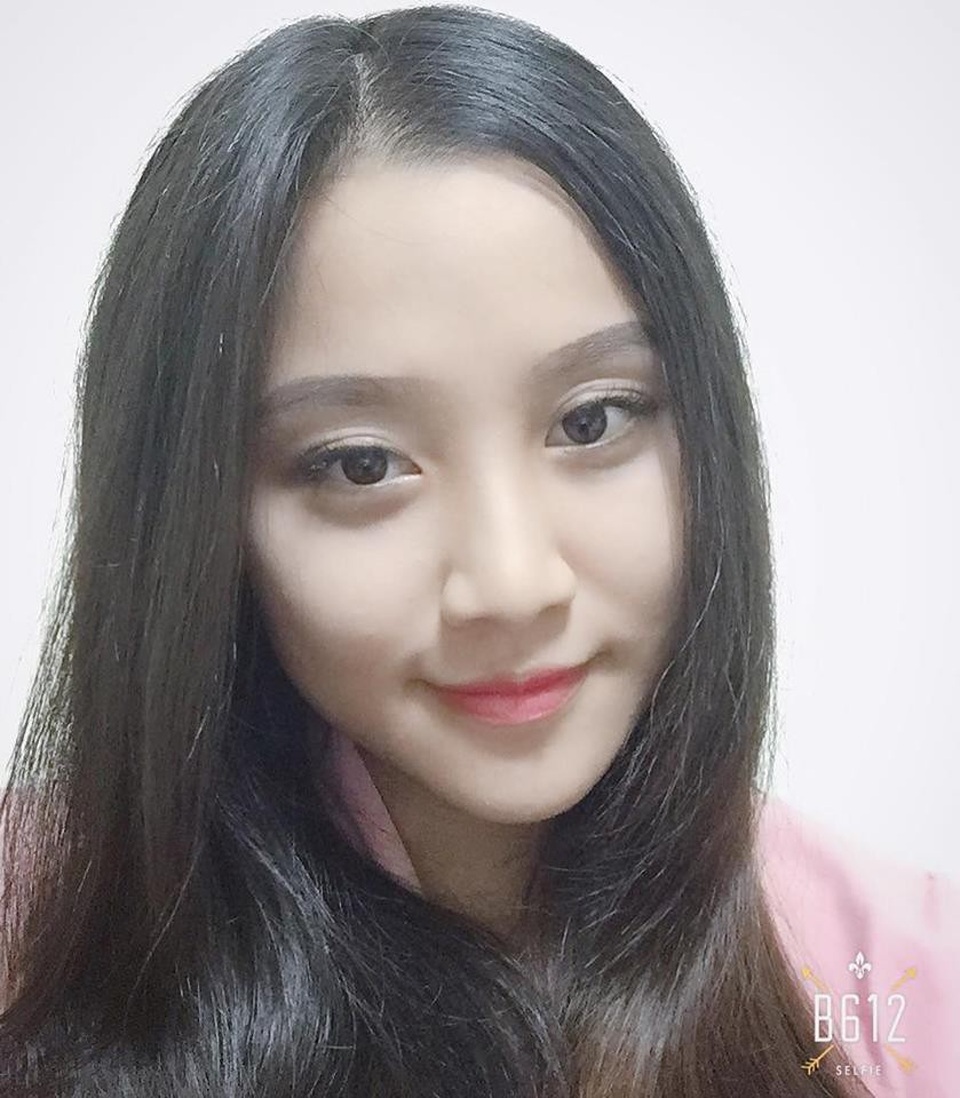 Thiếu nữ bên “bàn phát người yêu” khiến dân mạng rần rần tìm kiếm - 8 Quan điểm của Phan Trinh là luôn luôn mỉm cười. Trước đây nhiều người nhận xét Trinh là người yếu đuối nên từ đó 9x quyết tâm đặt ra mệnh lệnh cho bản thân: “Dù gặp chuyện gì cũng không được phép buồn quá 3 ngày. Khi mình luôn vui vẻ thì hạnh phúc mới có thể tới”.