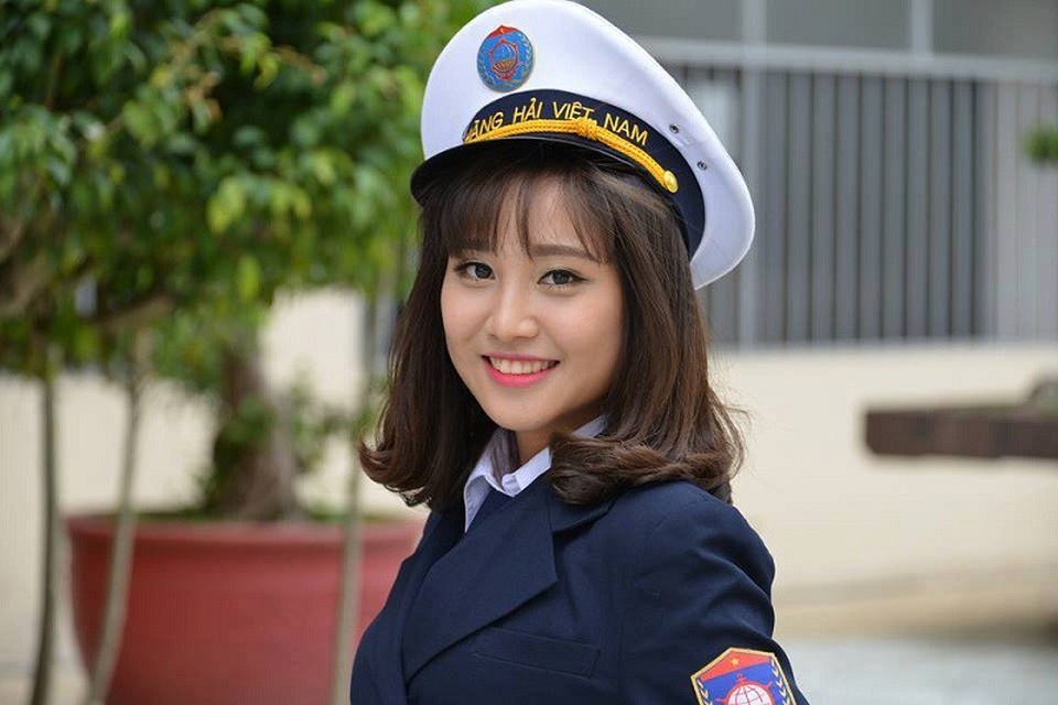 Thiếu nữ bên “bàn phát người yêu” khiến dân mạng rần rần tìm kiếm - 5 Cô bạn cho biết cảm thấy khá bất ngờ vì không nghĩ bức ảnh lại được mọi người chú ý tới vậy. Sau đó, Trinh liên tục nhận được lời mời kết bạn nhưng cô bạn hài hước chia sẻ: “Hầu hết đều là các bạn trai 2000 mà mình thì không muốn lái máy bay (cười)”.