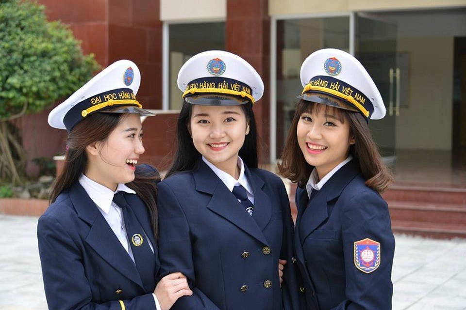 Thiếu nữ bên “bàn phát người yêu” khiến dân mạng rần rần tìm kiếm - 4 Anh chủ nhiệm vô tình chụp lại cả mình rồi đăng chung lên nên bức ảnh được chia sẻ công khai trên mạng xã hội”, Trinh chia sẻ về bức ảnh và chiếc biển có tên kì lạ.