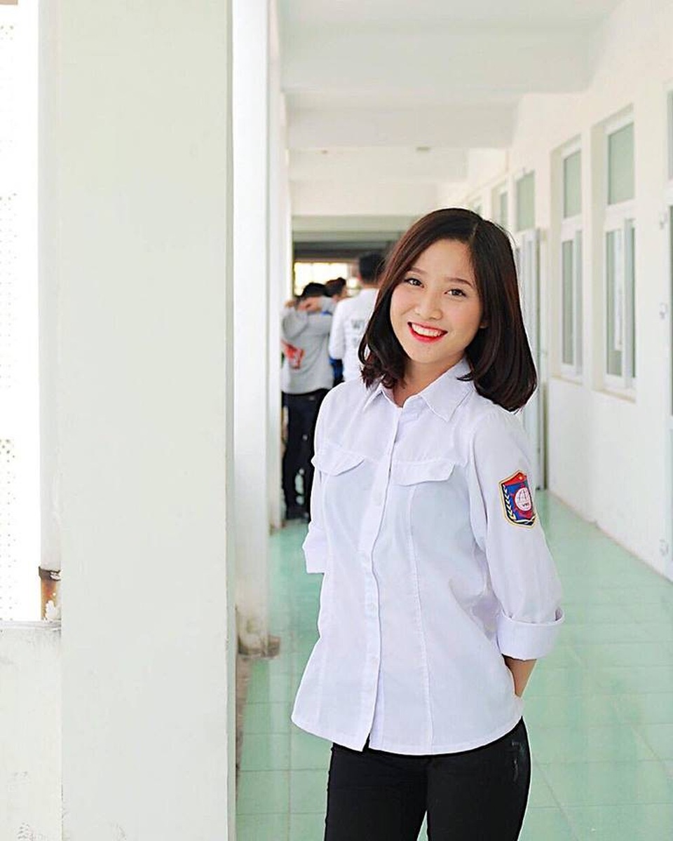 Thiếu nữ bên “bàn phát người yêu” khiến dân mạng rần rần tìm kiếm - 2 Trinh sở hữu gương mặt xinh xắn, dễ thương, mái tóc dài duyên dáng. Được biết bức hình được Trinh chụp vào ngày 6/9 khi cô bạn đang ngồi xem buổi lễ gặp mặt sinh viên mới của trường.