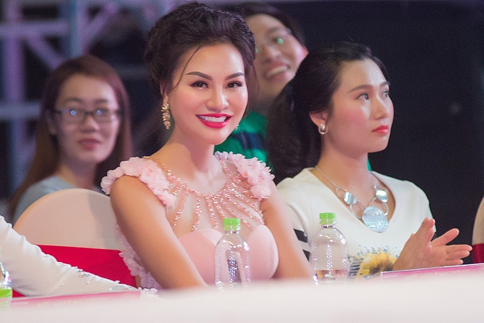 Nữ Hoàng Trần Huyền Nhung quyến rũ ngọt ngào ngồi giám khảo - Ảnh 1. Nữ Hoàng Trần Huyền Nhung quyến rũ ngọt ngào ngồi giám khảo - Ảnh 1.