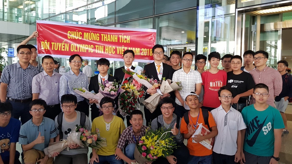 Hân hoan chào đón đoàn học sinh Olympic Tin học quốc tế thắng lợi về nước - 1
Các thí sinh dự thi Olympic Tin học quốc tế trở về trong sự chờ đón vui mừng của bạn bè và thầy cô.