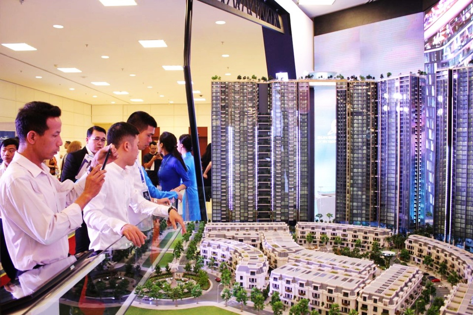 BĐS ứng dụng công nghệ 4.0 của Sunshine Group xuất hiện ấn tượng tại Hội nghị quốc tế IREC 2018 - 11 Đặc biệt, với mô hình sa bàn dự án Sunshine City được bố trí nổi bật tại sảnh khánh tiết, các nhà đầu tư cũng như các khách hàng đã có cái nhìn cụ thể hơn về dự án vừa giành giải thưởng danh giá “Nhà ở hạng sang tốt nhất Việt Nam 2018- Best Luxury Landed Development” tại Dot Property Vietnam Awards 2018.