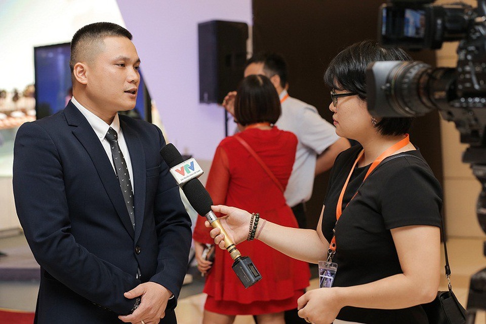 BĐS ứng dụng công nghệ 4.0 của Sunshine Group xuất hiện ấn tượng tại Hội nghị quốc tế IREC 2018 - 12 Chia sẻ với giới truyền thông, đại diện Tập đoàn Sunshine cho biết: IREC 2018 là dịp Sunshine Group giới thiệu về đặc thù phát triển BĐS của tập đoàn là triệt để áp dụng công nghệ 4.0 trong quản lý và vận hành dự án, đồng thời mang đến cho cư dân một “hệ sinh thái Sunshine” bao gồm Giáo dục, Thương mại, Dịch vụ - Giải trí... theo tiêu chuẩn quốc tế.