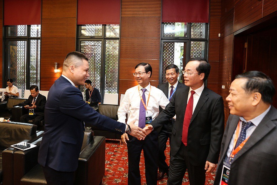 BĐS ứng dụng công nghệ 4.0 của Sunshine Group xuất hiện ấn tượng tại Hội nghị quốc tế IREC 2018 - 15 Với tư cách là đơn vị đồng hành, Sunshine Group vinh dự được góp một tiếng nói chung để thúc đẩy thị trường bất động sản phát triển hơn nữa trong cuộc cách mạng công nghiệp 4.0 đang trở thành xu hướng trên toàn cầu.