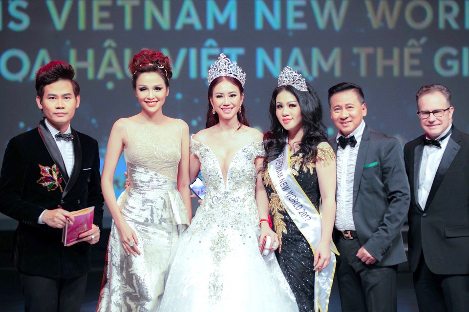 Hoa hậu Việt Nam Thế giới 2018 đã tìm ra những ngôi vị xứng đáng - 3
Mc Hồng Phúc, Hoa hậu Diễm Hương, Hoa hậu Mỹ Vân, Hoa hậu phu nhân Việt Nam Thế Giới 2017 Selena Trịnh, đạo diễn Alain Vu và Luật Sư Tom Truetler