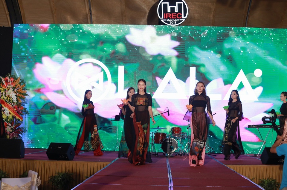 “Hồn Việt”- Bộ sưu tập áo dài đầy tinh tế - 3 “Hồn Việt”- Bộ sưu tập áo dài đầy tinh tế - 3