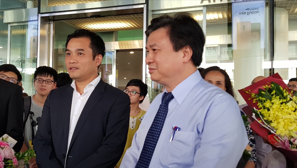 Hân hoan chào đón đoàn học sinh Olympic Tin học quốc tế thắng lợi về nước - 2
Thầy Phạm Bảo Sơn, trưởng đoàn Olympic Tin học quốc tế (bên trái) báo cáo thành tích với lãnh đạo Bộ GD&ĐT.