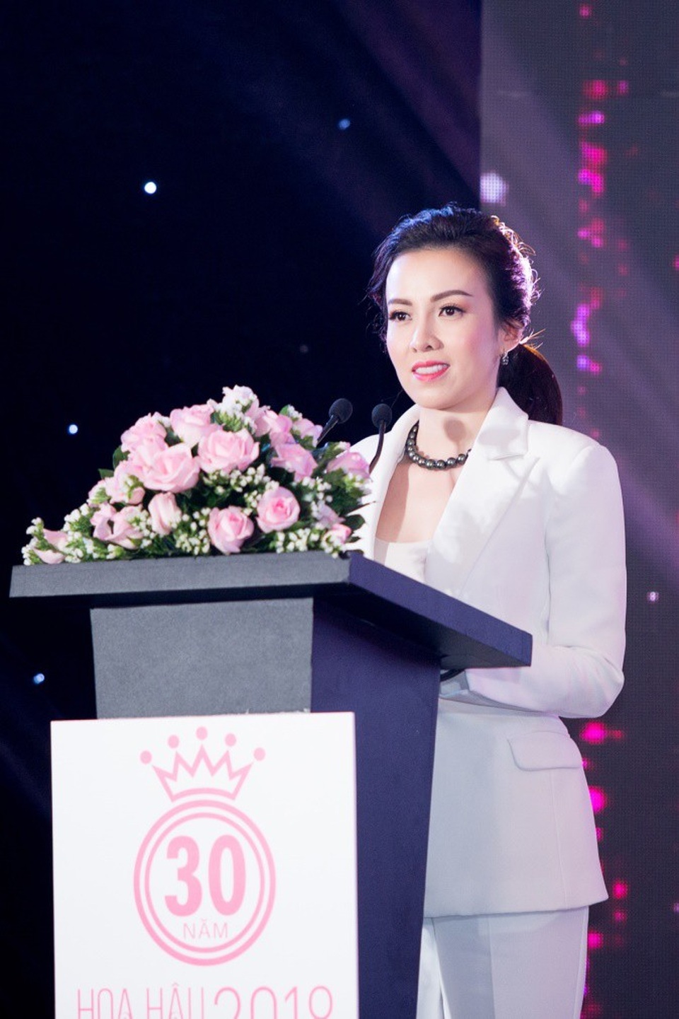 Doanh nhân Bùi Thị Mỹ Cảnh nổi bật tại họp báo công bố vương miện HHVN 2018 - 3 Đại diện Long Beach Pearl nhận được nhiều sự quan tâm của truyền thông khi chia sẻ những tâm tư về chiếc vương miện do Long Beach Pearl được công bố trong sự kiện