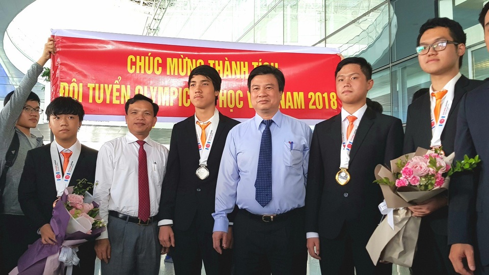 Hân hoan chào đón đoàn học sinh Olympic Tin học quốc tế thắng lợi về nước - 3
Lãnh đạo Bộ GD&ĐT và đoàn học sinh vừa đoạt giải Olympic Tin học quốc tế