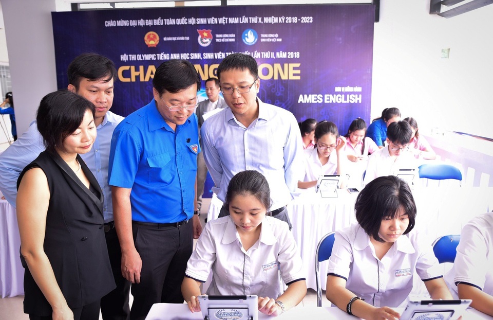 Khởi động hội thi Olympic tiếng Anh học sinh, sinh viên toàn quốc - 3 Các đại biểu tham quan khu vực diễn ra phần thi của các bạn sinh viên.