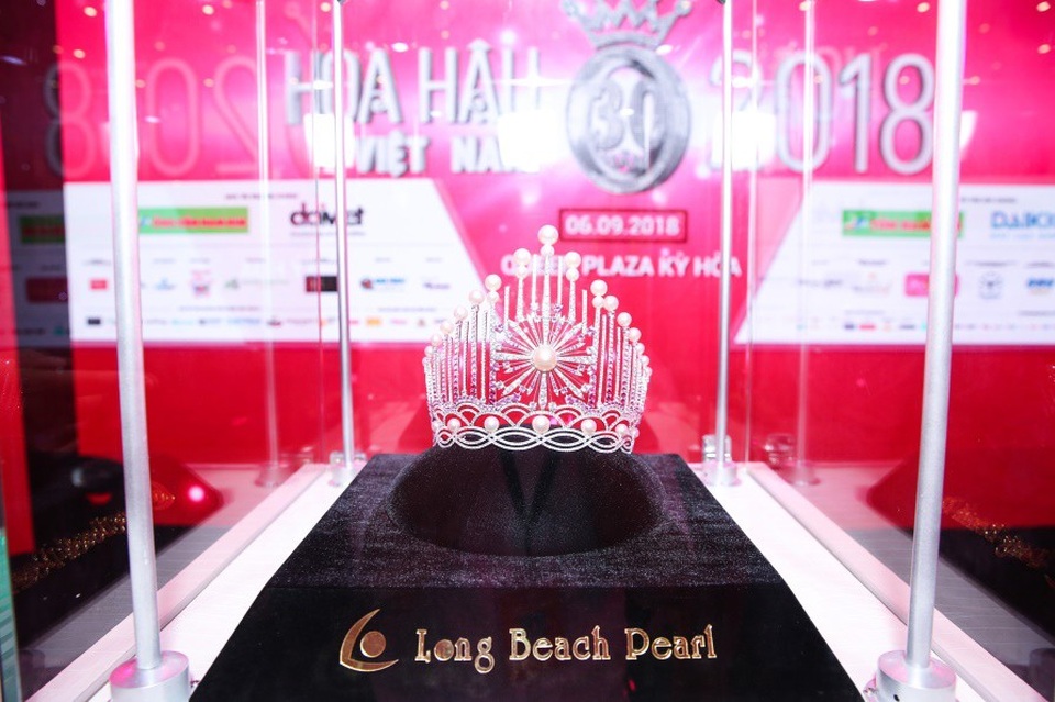Doanh nhân Bùi Thị Mỹ Cảnh nổi bật tại họp báo công bố vương miện HHVN 2018 - 5 Có thể nói, sự xuất hiện của chiếc vương miện đã chiếm trọn “spotlight” trong họp báo. Không chỉ 43 ứng viên hoa hậu mà các người đẹp, khách mời đều “xuýt xoa” trước vẻ đẹp lộng lẫy của vương miện