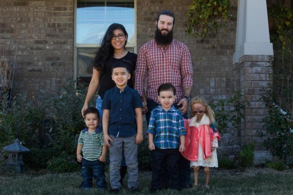 Mắc hội chứng lão hóa hiếm gặp, bé 11 tuổi vẫn trở thành ngôi sao mạng - 5 Adalia chụp ảnh cùng mẹ, cha dượng và 3 em trai