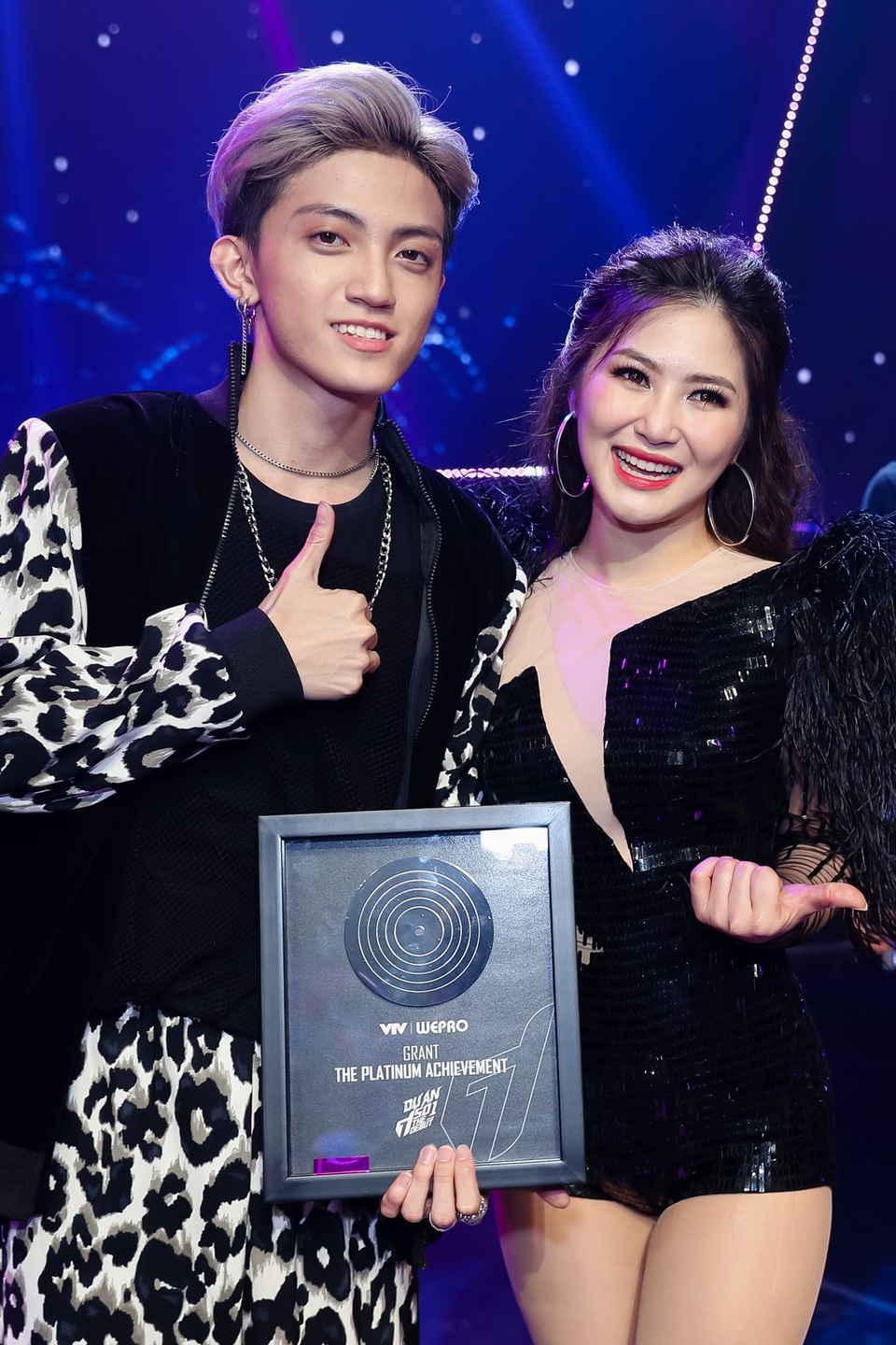 3 lần bị loại rồi được "cứu vớt", Tùng Dương vẫn đăng quang ngôi vị Quán quân The Debut - 8 Tùng Dương chụp ảnh kỷ niệm cùng Hương Tràm