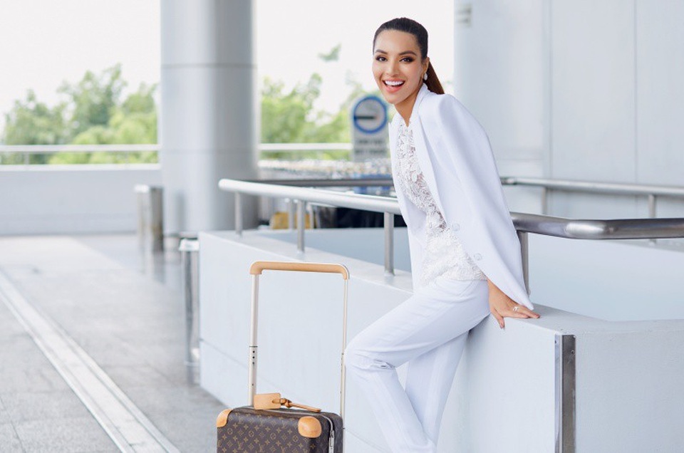 “Mỹ nhân sexy nhất châu Á” chân dài miên man lên đường thi Siêu mẫu Quốc tế - 3 Mặc dù thời gian để chuẩn bị cho cuộc thi khá gấp gáp, chỉ 2 tuần, nhưng Khả Trang đã được ekip chuẩn bị cho mình hành trang khá chu đáo để tham dự.