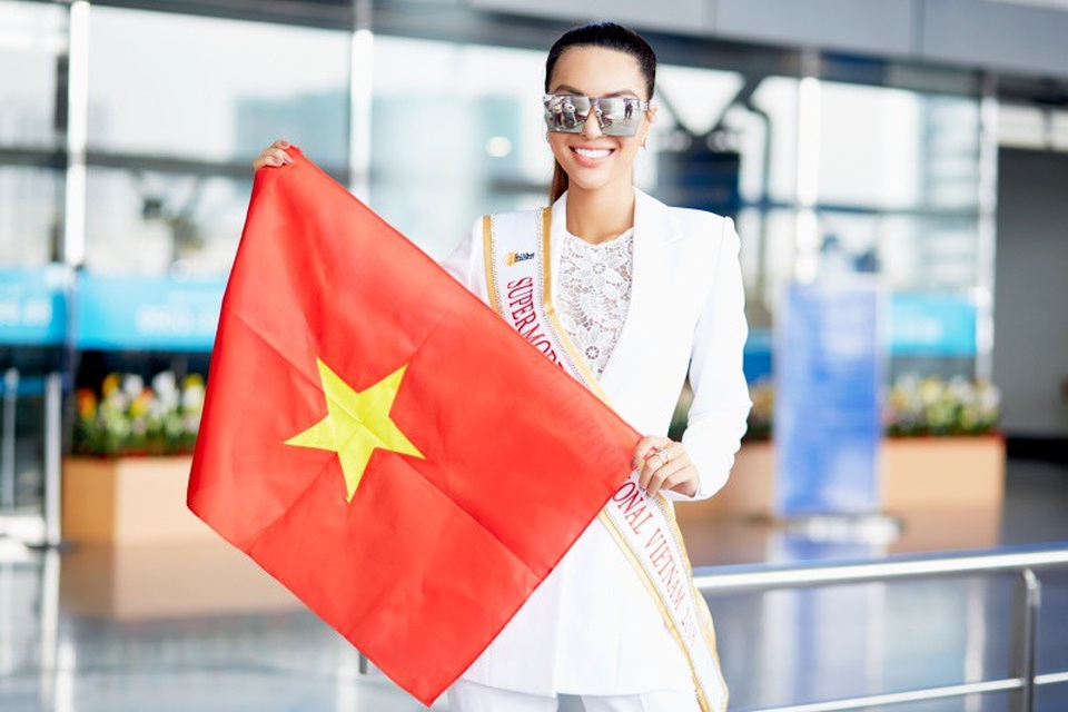 “Mỹ nhân sexy nhất châu Á” chân dài miên man lên đường thi Siêu mẫu Quốc tế - 10 “Người ta nói bất quá tam nên tôi mong mỏi mình có thể có một sự bứt phá ngoạn mục so với 2 lần trước. Điều đó cũng là một áp lực với Khả Trang. Tuy áp lực là thế nhưng ở lần chinh chiến này tôi cũng phần nào vững tâm hơn và quyết tâm hơn bởi vì đã rút kinh nghiệm ở những lần thi trước”, cô nói.