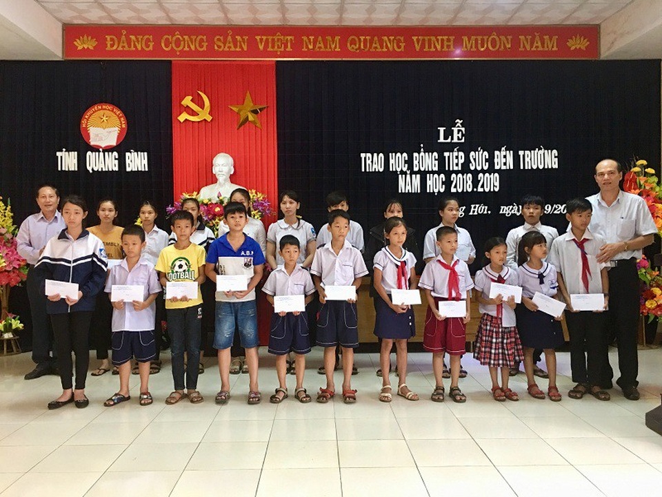 Quảng Bình: Trao 320 suất học bổng đến học sinh nghèo vượt khó - 1 Trong đợt này, Hội Khuyến học tỉnh Quảng Bình đã trao tất cả 320 suất học bổng với tổng trị giá 270 triệu đồng đến học sinh nghèo