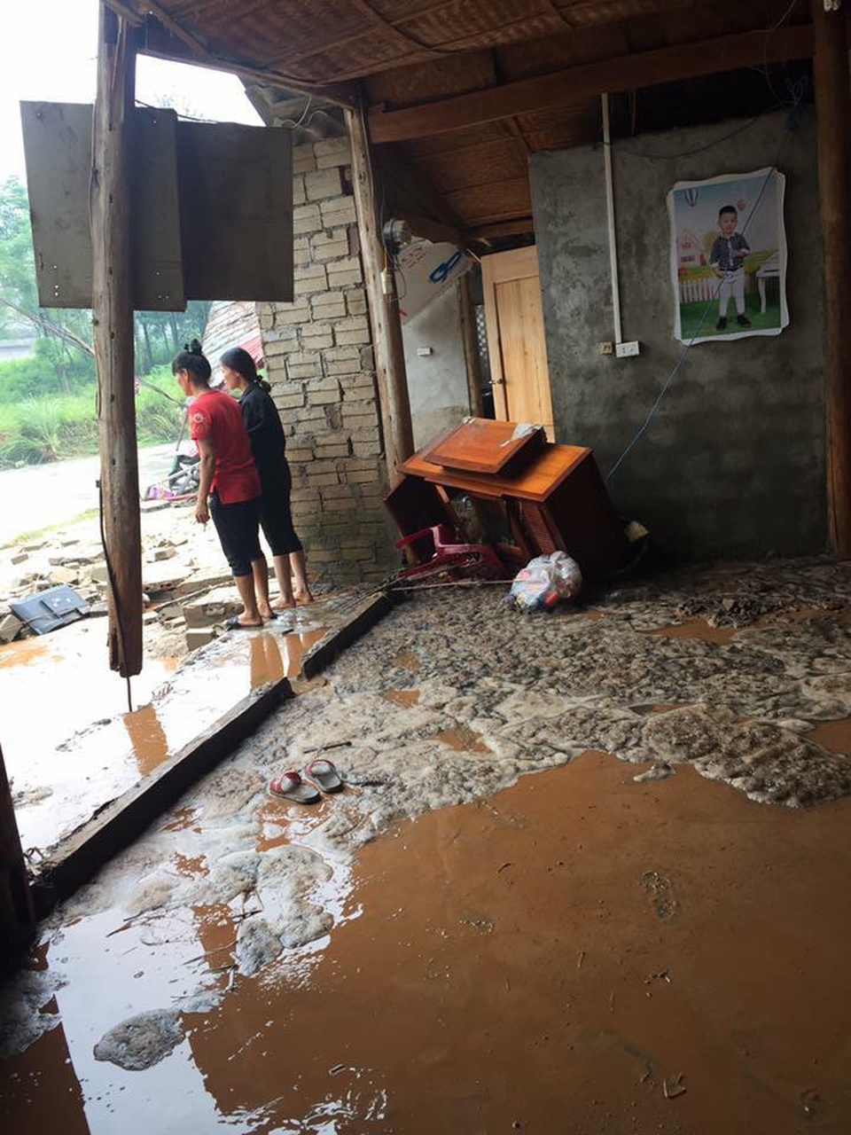 Vỡ đập bãi thải nhà máy phân bón, 45.000 m3 bùn đất thải tràn ra môi trường - 3
Bùn đất thải tràn cả vào nhà dân.