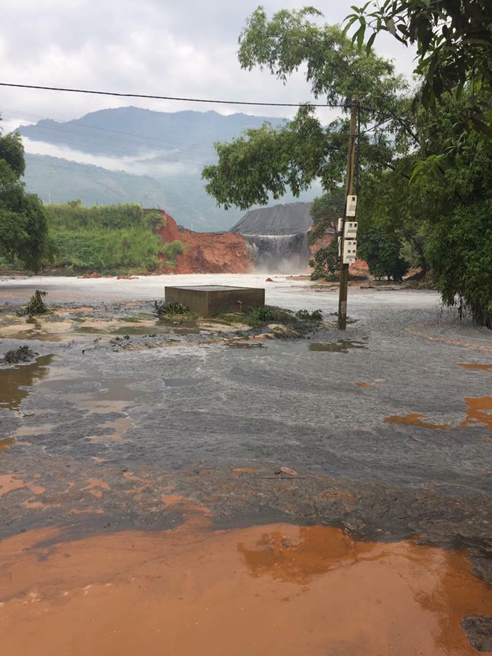 Vỡ đập bãi thải nhà máy phân bón, 45.000 m3 bùn đất thải tràn ra môi trường - 4
Cả một vùng bị ô nhiễm.
