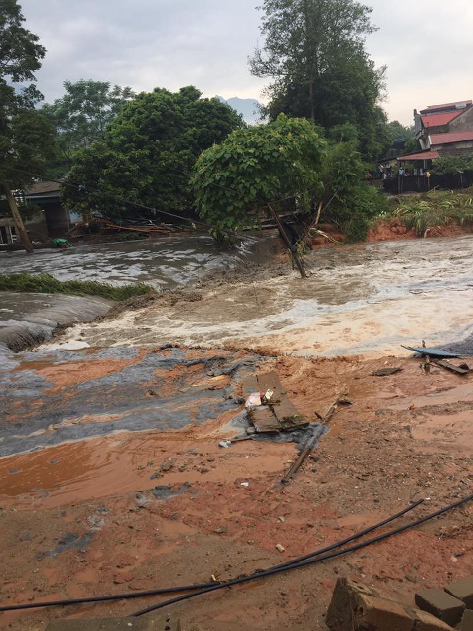 Vỡ đập bãi thải nhà máy phân bón, 45.000 m3 bùn đất thải tràn ra môi trường - 2
Khoảng 45.000 m3 bùn đất, nước thải tràn ra môi trường.