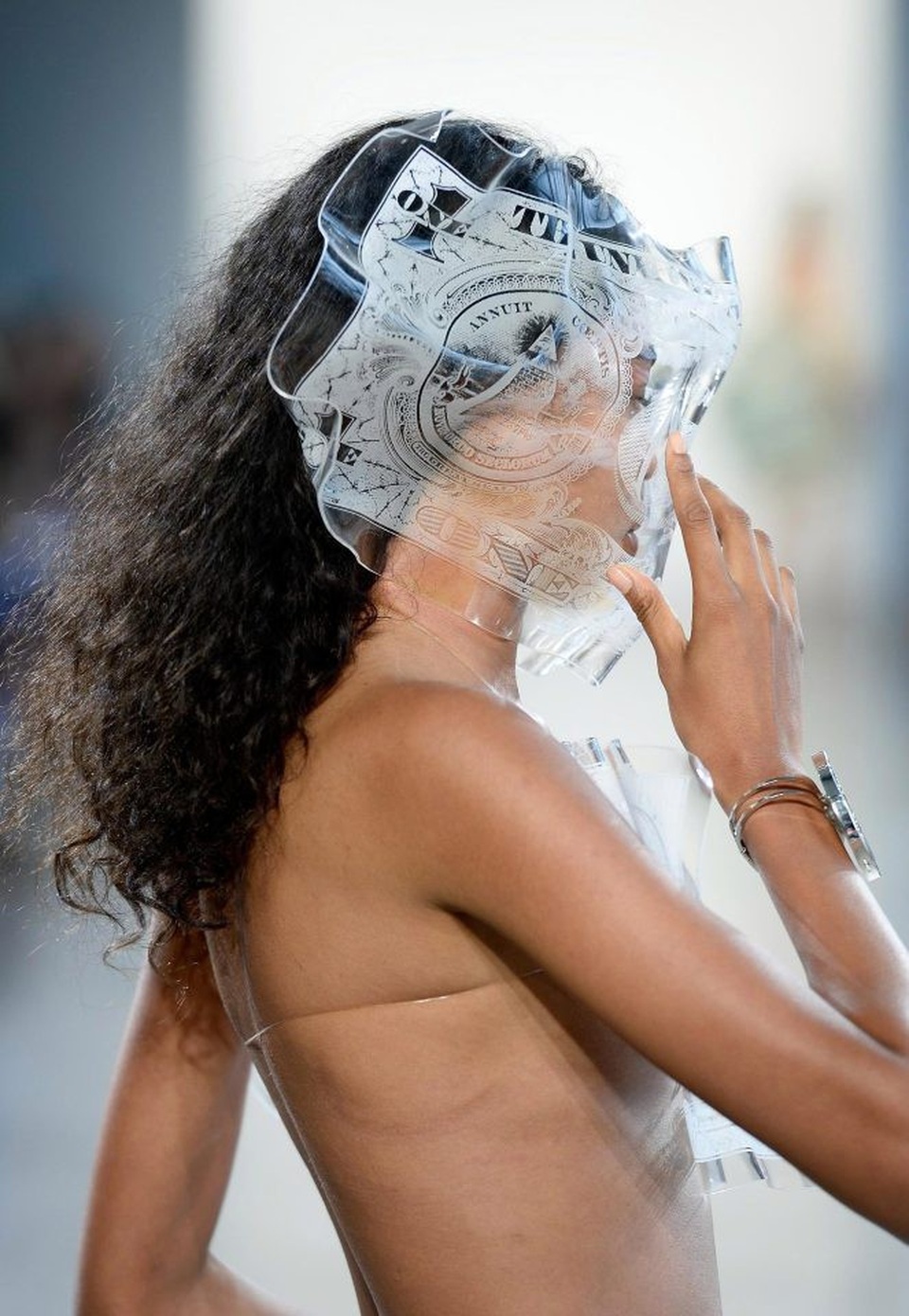 Thời trang trình diễn thường có sự xa rời nhất định so với thời trang ứng dụng trong thực tiễn đời sống. Dù vậy, nhiều khi công chúng vẫn quá đỗi sửng sốt trước những ý tưởng táo bạo của các nhà thiết kế.