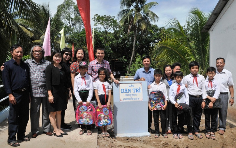Chủ tịch tỉnh Trà Vinh tặng bằng khen VP báo Khuyến học và Dân trí tại TP. Cần Thơ - 1 Sau khi Dân trí phản ánh tình trạng xuống cấp cầu Rạch Đùi, Tổng công ty may 10 đã hỗ trợ toàn bộ kin phí xây cầu