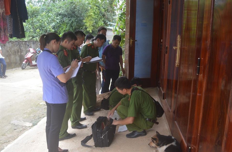 Khởi tố vụ án bác sĩ giết vợ rồi chở xác đi phi tang - 1 Lực lượng chức năng khám nghiệm hiện trường (Ảnh: Báo Cao Bằng).
