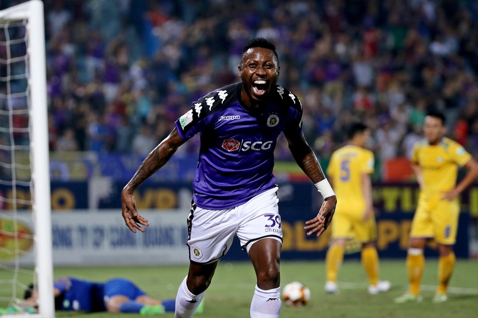 Đánh bại SL Nghệ An, Hà Nội vô địch V-League sớm 5 vòng đấu - 3
Niềm vui của Samson sau khi ghi bàn giúp Hà Nội vô địch V-League - Ảnh: Gia Hưng