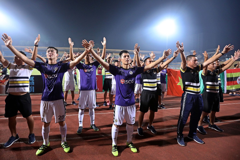 Đánh bại SL Nghệ An, Hà Nội vô địch V-League sớm 5 vòng đấu - 4
Cầu thủ CLB Hà Nội ăn mừng chức vô địch V-League - Ảnh: Gia Hưng