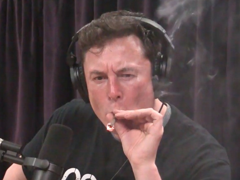 CEO Elon Musk hút cần sa trên truyền hình, cổ phiếu Tesla “chìm nghỉm” - 1 CEO Tesla, tỷ phú Elon Musk hút cần sa trong cuộc phỏng vấn. (Nguồn: The Joe Rogan Experience YouTube channel)