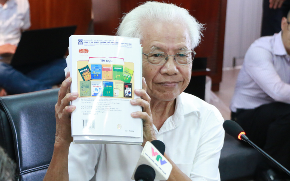 GS Hồ Ngọc Đại: Đánh vần bằng ô vuông, hình tròn, học sinh sẽ không tái mù chữ - 1 GS Hồ Ngọc Đại: Sau một năm học chương trình của tôi sẽ đọc thông viết thạo, không tái mù. (Ảnh: Đ.T).