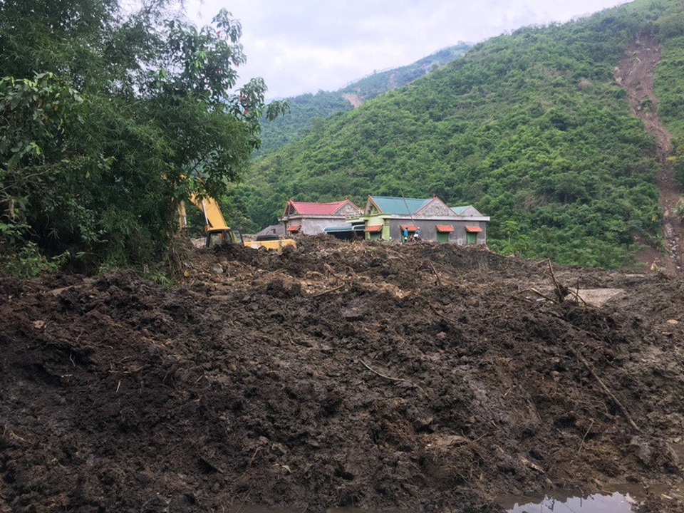 Kinh hoàng một phần quả núi chắn ngang quốc lộ - 13 Điểm sạt lở tại bản Na Tao, xã Pù Nhi