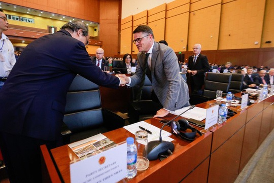 Bí thư Nguyễn Thiện Nhân: Ngàn lời cảm ơn những đóng góp cho VGU - 3
Sau bài phát biểu của mình, Bí thư Nguyễn Thiện Nhân bắt tay Bộ trưởng Boris Rhein.