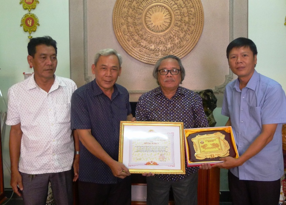 Chủ tịch tỉnh Trà Vinh tặng bằng khen VP báo Khuyến học và Dân trí tại TP. Cần Thơ - 4 Ông Nguyễn Thế Ngoan - Bí thư huyện ủy Cầu Kè trao bằng khen của Chủ tịch UBND tỉnh Trà Vinh cho nhà báo Phan Huy - Trưởng VPĐD báo Khuyến học và Dân trí tại TP Cần Thơ